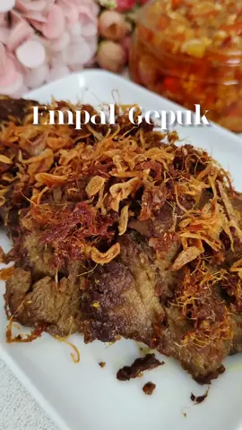 EMPAL GEPUK. Ini sih keterlaluan enaknya. Apalagi dimakan dengan sambal bawang, bakal nambah nasi terus. Bahan: 1 kg daging sapi (bagian paha atas) 2 liter air  Bumbu halus: 15 buah bawang merah 10 siung bawang putih  6 btr kemiri sangrai 1 jempol jahe 1½ sdm ketumbar sangrai ½ jempol kunyit ½ sdt pala bubuk 50 ml air Bahan lain: 150 g lengkuas parut 2 lbr daun salam 2 btg sereh 400 ml air kaldu daging + air kelapa  30 g gula merah 2 sdm air asam jawa  2½ sdt garam 2 sdt kaldu jamur 2 sdt gula pasir ½ sdt merica 1 bks santan instan #empalgepuk #empal #olahandaging #dagingsapi #daging 