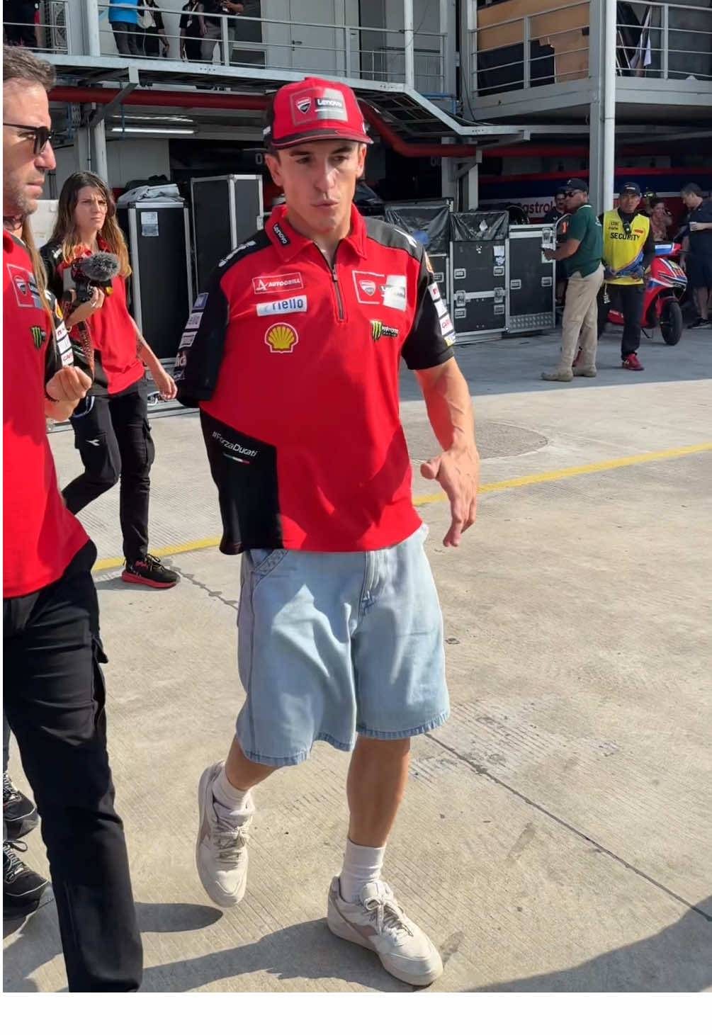 #MotoGP 🏍 - Kondisi Marc Marquez terbaru, bahunya diumpetin, langsung cabut keluar sirkuit. GWS Marc 🥲 #IndonesianGP  Saksikan Balap MotoGP™ di SPOTV NOW! ⏭️ https://onelink.to/spotv_indonesia   Follow kami untuk konten EKSKLUSIF MotoGP™ lainnya! 🏍🏁 #SPOTV #SPOTVIndonesia #MarcMarquez 