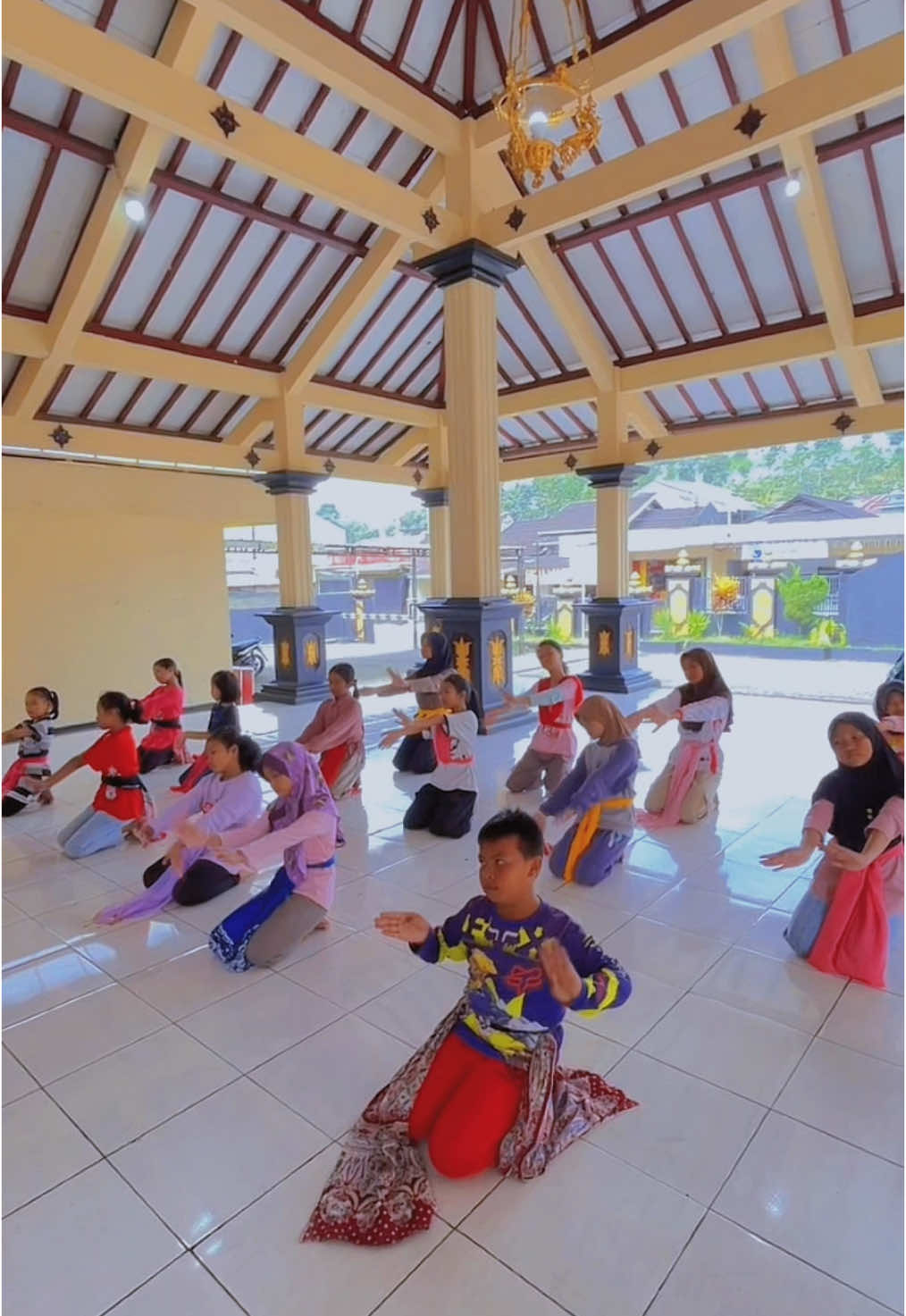 Kelas B dimulai pukul 09.30 WIB… langsung dengan pelatih kami ibu @Lilin Andorani … #sanggartari #purbalingga #fyppppppppppppppppppppppp 