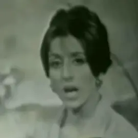 ما زِلتُ أذكُرُ حينَ دقَّ نيسانُ بابَنا، فارتجفَ القلبُ، وتوارى الحنينُ خلفَ ستائرِ الصَّمتِ. فتحتُ البابَ، فلم أجدْ إلّا وردًا يَروي غيابَك. مرَّتِ الفُصولُ، وتبدَّدتِ المواعيدُ، غيرَ أنَّك باقٍ على بالي، يا قمرَ الحلوين… يَا سَهَرْ بِتِشْرِينْ. ⸻ #fairouz #فيروز #explore 