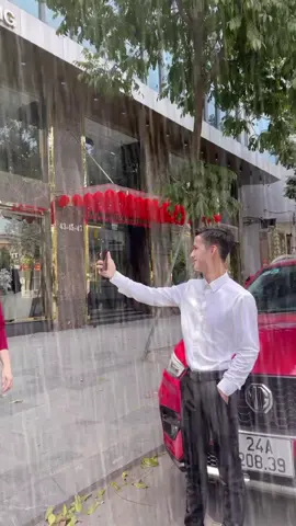 trời có mưa bão . vẫn không ngăn được tình yêu . của đôi bạn trẻ