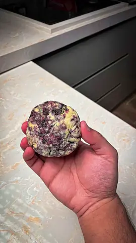 المكونات :  (٣٤٤ غرام) دقيق متعدد الاستخدامات،  نصف ملعقة صغيرة باكينغ بودر نصف ملعقة صغيرة صودا الخبز نصف ملعقة صغيرة من الملح (٢٠٠ غرام) السكر الأبيض (٢٠ غرام) من بشر الليمون (٢٢٧ غرام) من الزبدة غير المملحة، بيضة واحدة، بدرجة حرارة الغرفة ملعقتان من الڤانيلا حشوة التوت :  توت أزرق ٢٥٠ غ  سكر ٥٠ غ الطريقة نضع التوت والسكر على نار متوسطه  ونحركهم لحد ماينشف الماء من التوت  بعد ذلك نتركه على جنب  يبرد ثم نبدأ نسوي عجينة الكوكيز  بوضع كل المكونات مع بعض بعد ذلك  نضع حشوة التوت مع العجينة  ثم نبدأ نكورها ونحشيها جبنة كريمة  وعلى الفرن محمى مسبقاً  حرارة ١٧٠ #اكسلبورر_explore#طبخ #وصفات #fyp #الرياض 