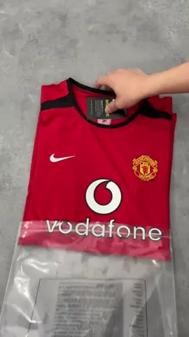 Camisa clássica vermelha do Manchester United, retrô e chamativa, torcedores entrem rápido～#ManchesterUnited #CamisaClássicaMU #TorcedoresMU#fyp#luxukey 