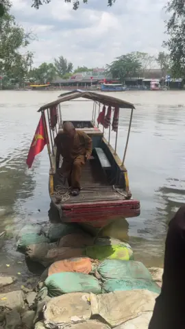 Một ngôi chùa ở tại quận 7  nằm trên 1 con sông tại Phú mỹ hưng. Thầy sống 1 mình tại chùa cùng những bạn chó, bạn mèo , thầy rất bình dị và vui vẻ. Thầy còn giúp đỡ nhiều người, hay làm thiện nguyện cho gạo cho bá tánh. Thầy có nói đang xây phòng cho ai k có nơi ở muốn ở lại chùa nữa. Chùa thì nằm sâu bên trong con sông này, phương tiện đi lại chỉ có chiếc ghe nhỏ, hiện tại k có đường đất đi vào chùa. Đi vào chùa bằng đường sông thôi, nên mọi người muốn đến thăm chùa thì liên hệ cho thầy qua đón nhé. Chùa nằm sâu bên trong, phương tiện đi lại khó khăn nên ít ai đến lắm, mọi người có rảnh thì đến chùa và thăm thầy nhé ❤️ #tinnhânquả #chùatrênsông #sốngtửtế #rằmtháng7 