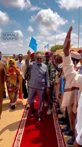#Somali President @HassanSMohamud has on Sunday landed in #Kismayo and received a warm reception from #jubbaland President Ahmed Mohamed Islam. The both sides are expected to engage in an externally brokered, closed-door, high-stakes discussion