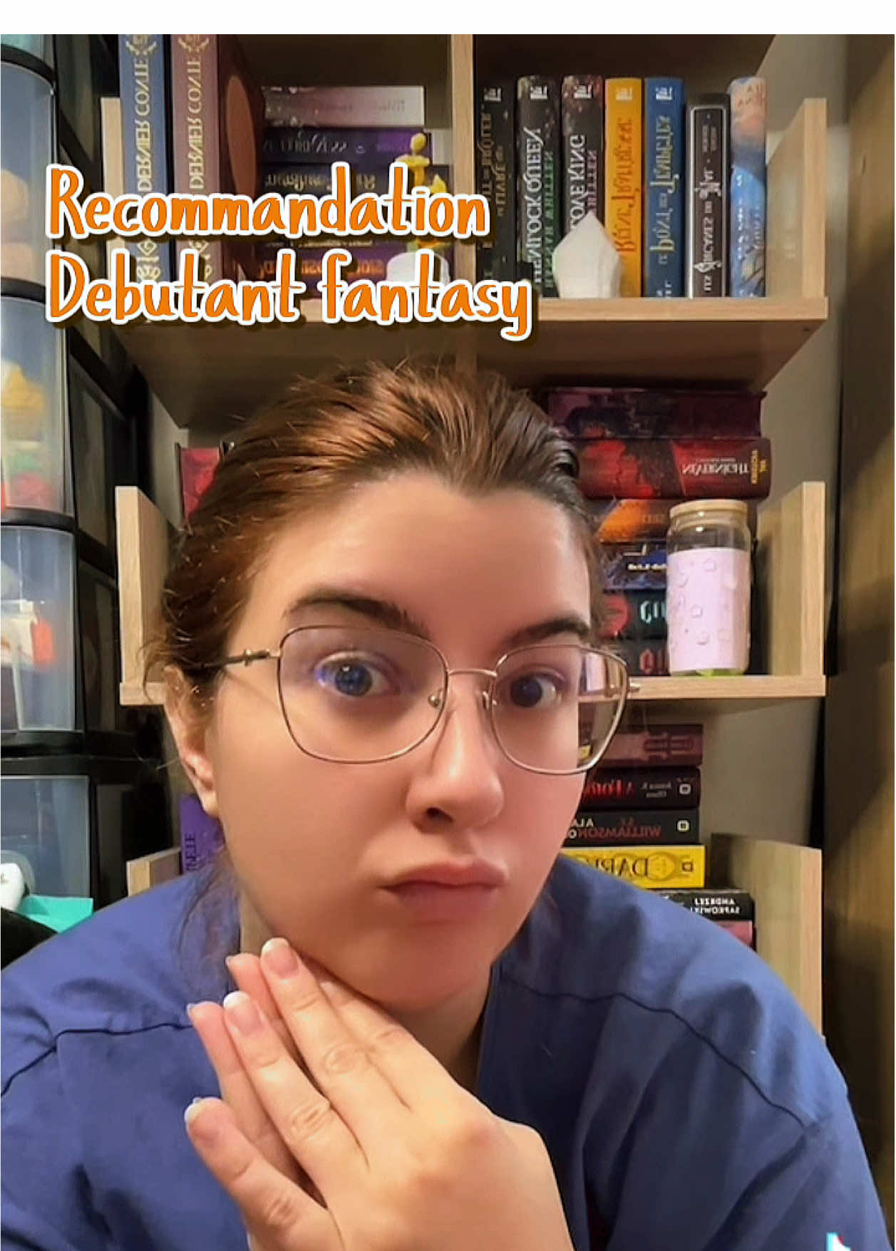 Tu débutes la fantasy / romantasy ? Tu sais pas par où commencer …y a tellement de titre ! Ou alors tu veux lire une fantasy sans prise de tête mais qui n’est pas une cosy fantasy ?  Bouges pas j ai quelque chose pour toi : The prison Healer de @lynettenoni chez @Hachette Romans  On part sur une trilogie. Un univers peu complexe. De la magie élémentaire. Une rébellion.  #booktokfrance #prisonhealer #romantasy #foundfamily #fantasybooktok 