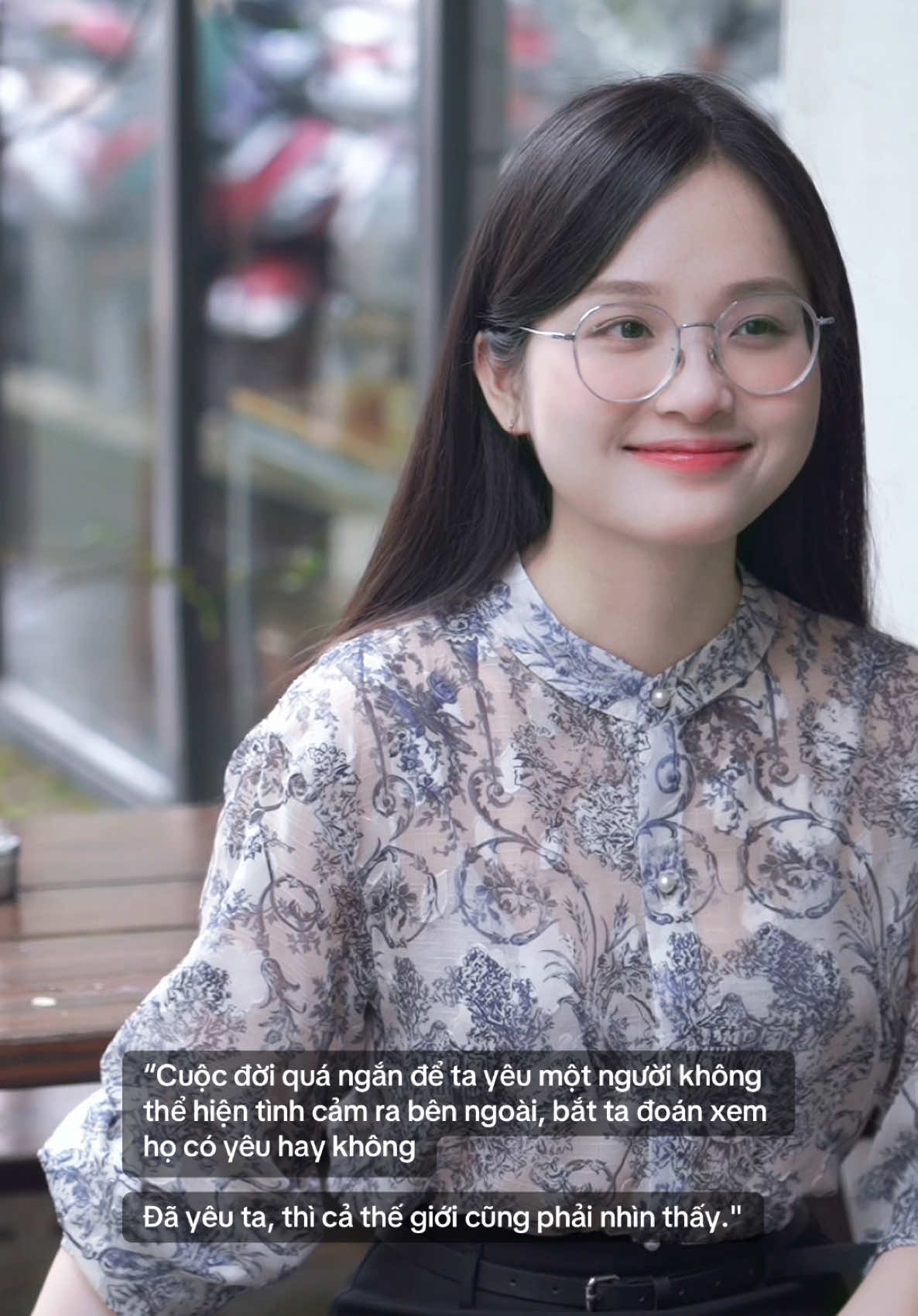 “Cuộc đời quá ngắn để ta yêu một người không thể hiện tình cảm ra bên ngoài, bắt ta đoán xem họ có yêu hay không Đã yêu ta, thì cả thế giới cũng phải nhìn thấy.