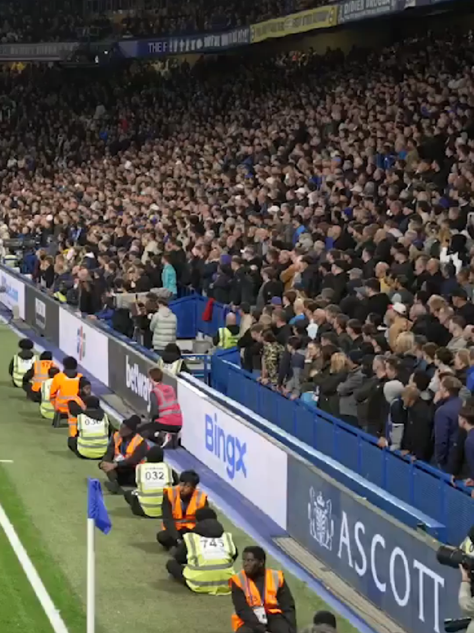 Chelsea taraftarı, 90+6'da gelen galibiyet gölünden sonra çılgına dönüyor.