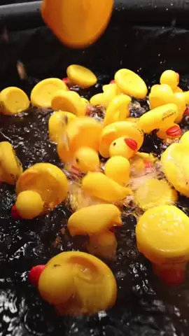 Ice baths < Duck baths 🛁🦆 #McLaren #F1 #SingaporeGP @hilton 