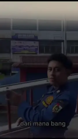 Pake pesawat aja biar sama tinggi😂