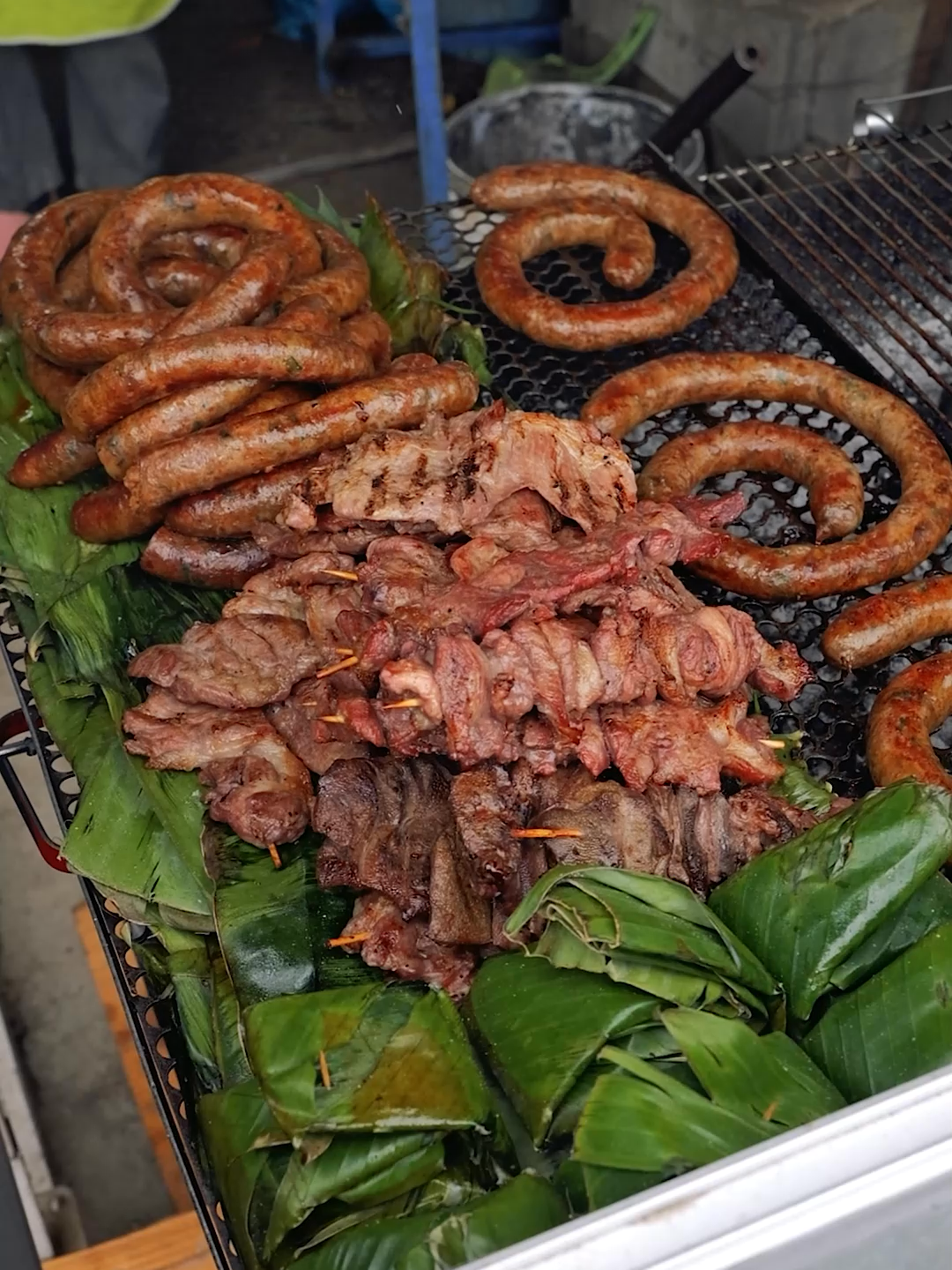 ไส้อั่วหมูย่างคีปเองได้ แค่ 25 บาท ร้านบ้านๆ ริมถนนสันโค้งเชียงใหม่  📍: ไส้อั่วสันโค้ง ตรงข้ามตลาดแม่กวง  ถนนเชียงใหม่ดอยสะเก็ด #ของกินเชียงใหม่ #มูมมาม #ไส้อั่วสันโค้ง #กินไรดีเชียงใหม่