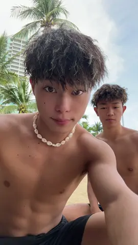 パタヤ⁡ビーチでタイ人のおばちゃんに貝のネックレス押し売りされた😂#ryukimatsuda #thailand ⁡#pattaya #bangkok ⁡#🇹🇭 ⁡