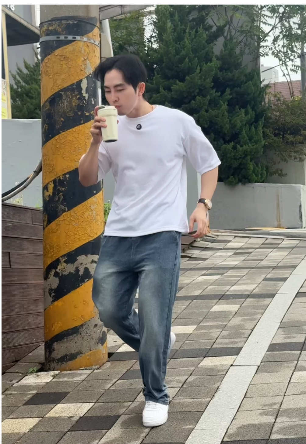Jeans loosepants bisa dipake cowok cewek. Bahannya lentur adem, nyaman pol buat dipake harian