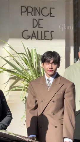 #taehyung on the way to the Céline fashion show in Paris #fasionweek #paris #celine #bts  