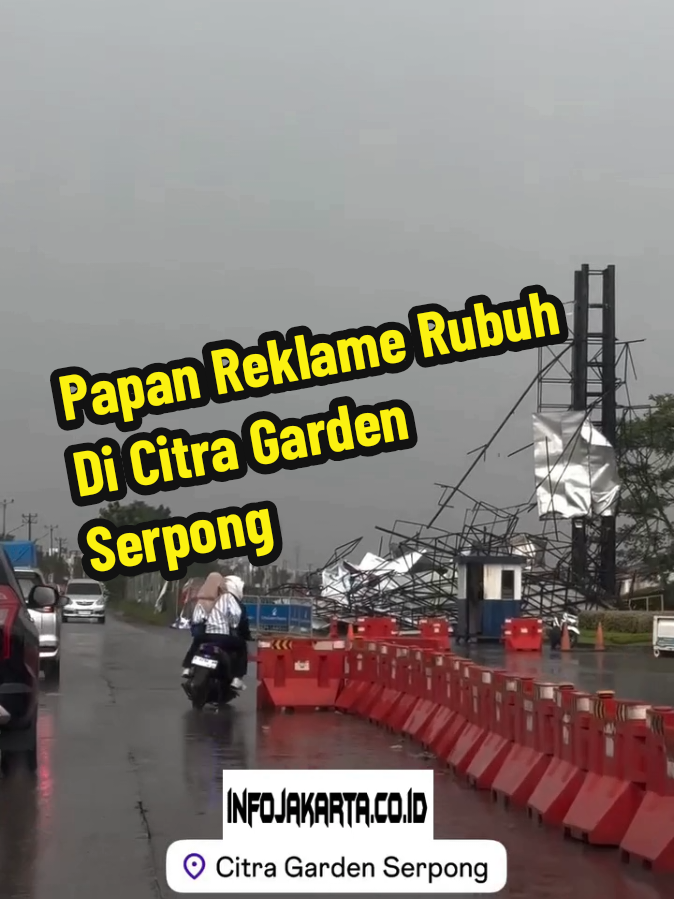 Minggu sore, 5 Oktober 2025, dilaporkan papan reklame rubuh di Citra Garden Serpong setelah hujan angin melanda wilayah Cisauk, Tangerang. Mohon berhati-hati. #cisauk #serpong #tangerang  ----- Ikuti akun kami untuk update informasi terkini Jakarta dan sekitarnya ----- 📹 : ig via syah_ferry