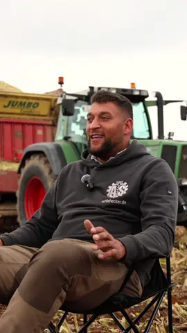 Teil 5 | @lennard_926 & Fendt „Hilde“ beim Häckseln!🌽 | Doku Das ganze Video gibts auf YouTube bei “AgrarNils” zu sehen!🎥🚀 Lennard gibt heute mit seinem Fendt der Hilde richtig Gas denn beim LU Achim Schlehecker steht heute Maishäckseln auf dem Programm! Schon um 4 Uhr morgens sind Lennard und das Team vom Firmensitz des Lohnunternehmens aus aufgebrochen, um pünktlich um 6 beim Kunden in Euskirchen zu sein. 4 Legenden Gespanne sind heute mit viel Sound und schwarzer Fahne im Einsatz sowie auch der eigene Häcksler und der Xerion fürs Silo bauen. Ich werde Lennard den Tag über begleiten und mit David auf dem Silo auf und ab fahren. Wenn ihr keine dieser dokus mehr verpassen wollt, dann abonniert doch gerne meinen Kanal und n Daumen hoch wäre auch nicht schlecht!  #landwirtschaft #fendt #mais #häckseln