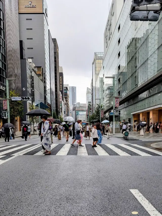 ✨Ginza – Phố nhà giàu đắt đỏ bậc nhất Tokyo✨ Nơi hội tụ của những thương hiệu xa xỉ nhất thế giới như Chanel, Louis Vuitton, Rolex… Ginza không chỉ là thiên đường mua sắm mà còn là biểu tượng của sự sang chảnh và đẳng cấp tại Nhật Bản. 🚶‍♂️ Dạo bước giữa những con phố sạch bong, cửa hàng sang trọng nối dài, bạn sẽ cảm nhận được sự tinh tế và hiện đại bậc nhất của Tokyo. 🕴 Nơi đây là điểm đến yêu thích của giới thượng lưu, doanh nhân và cả khách du lịch muốn trải nghiệm “Tokyo phiên bản luxury”. #ginza #fyp #tokyo #dulichnhatban 