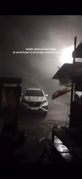 angin kencang di sertai hujan es tadi malam di wilayah kamang baru dan sekitarnya mengakibatkan beberpa fasilitas rusak,listrik PLN terganggu karna banyak tiang yg rubuh,jaringan internet belum stabil sumber video FB martabak mesir mas nanda #arifexplore #pasarbarusungaitambang #fypp #hujanbadai #mesjidrusak 