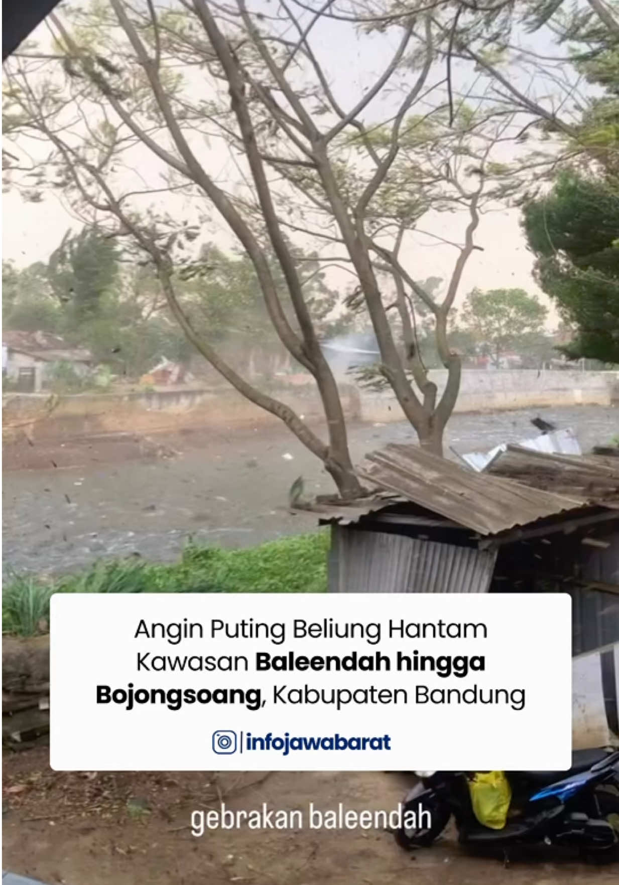 🚨BREAKING: Angin puting beliung dilaporkan melanda kawasan Baleendah hingga Bojongsoang, Kabupaten Bandung pada Minggu (5/10) sore ini. Dalam video amatir warga terlihat suasana sempat mencekam lantaran pusaran angin berada di pemukiman warga dan memporak porandakan bagian atap rumah hingga mengalami kerusakan.