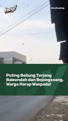 Angin puting beliung melanda kawasan Baleendah hingga Bojongsoang pada Minggu sore (5/10), merusak atap rumah dan membuat suasana mencekam 💨🏚️ Warga setempat terlihat panik saat pusaran angin berada di pemukiman. Semoga warga tetap aman dan bisa segera mendapatkan bantuan. 🎥: @infojawabarat #HeyMedia #UrangBandung #NgawangkongHeula #PutingBeliung #Baleendah 