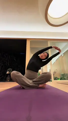 after work therapy but make it vinyasa 🧘🏻‍♀️💻 #yoga #yogatok #yogaflow 
