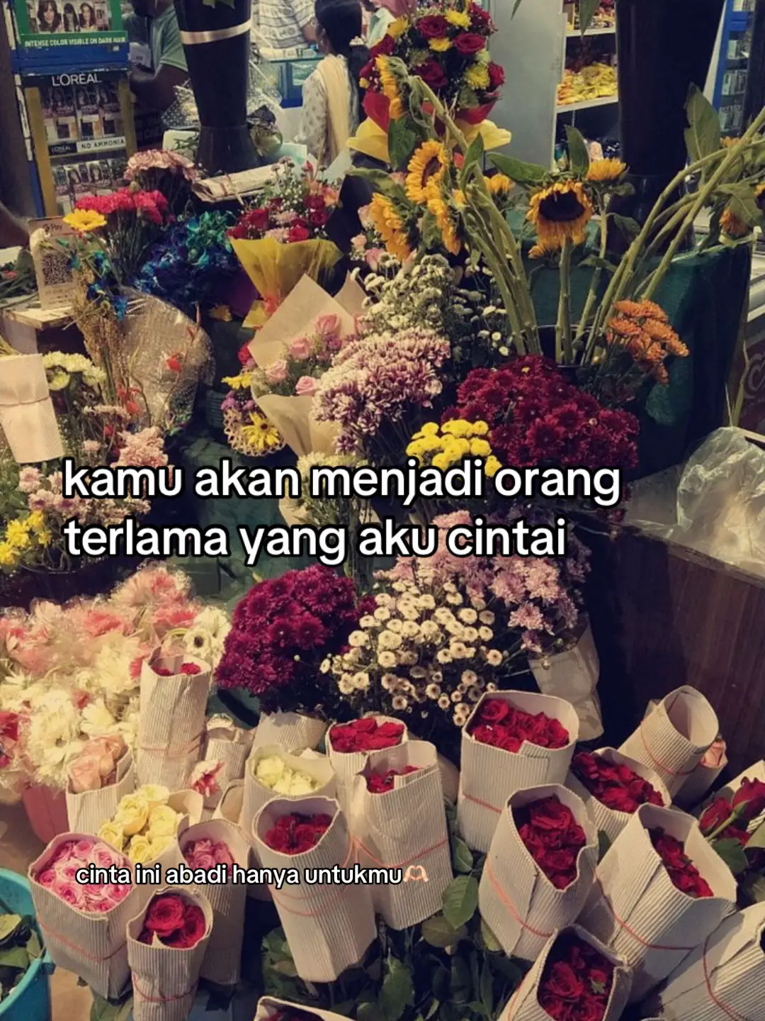 3 cup beras (1cup = 185-200gr) 10 cm kunyit (blender dgn 3 sdm air, saring. ambil airnya) 3 lembar daun pandan (ikat simpul) 4 batang daun serai (geprek) 2 lembar daun jeruk 1 ruas ibu jari lengkuas (digeprek) 1 ruas jahe (iris2) 5 lembar daun salam 1 kotak santan kara 200ml 5 buah bawang merah (iris2) 4 buah bawang putih (iris2) secukupnya garam dan penyedap Cookpad Buka di Aplikasi Cookpad Cara Membuat 1 Cuci bersih beras, tiriskan. Masukan ke dalam rice cooker. Foto langkah ke 1 dari resep Nasi Kuning Wangi dan Gurih ala Rieska. 2 Panaskan wajan, masukkan santan kara, dan semua bumbu. Tambahkan air kira2 sebanyak takaran normal utk memasak nasi di rice cooker. Aduk terus sampai agak mendidih. Matikan api. Foto langkah ke 2 dari resep Nasi Kuning Wangi dan Gurih ala Rieska. 3 Tuang santan ke dalam beras di rice cooker. Kalau kurang airnya boleh ditambahkan air santan secukupnya. Aduk2 beras dan santan agar tercampur rata. #galaubrutal🥀 