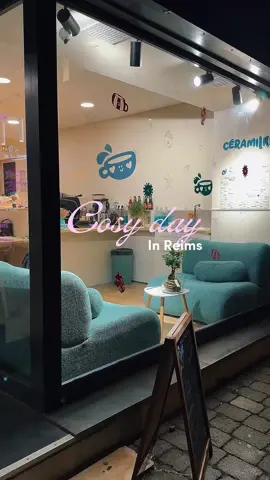 Si t’aimes les cafés cosy et les trucs créatifs, tu DOIS tester ça  Atelier céramique entre copines chez @céramilk à Reims 🎨☕️ Une aprèm douce, un peu de peinture, un peu de sucre, beaucoup de papotage 😌 Qui tu emmènerais avec toi ? 💕 #activitéreims #reelfrance #ceramique #fyp #reims