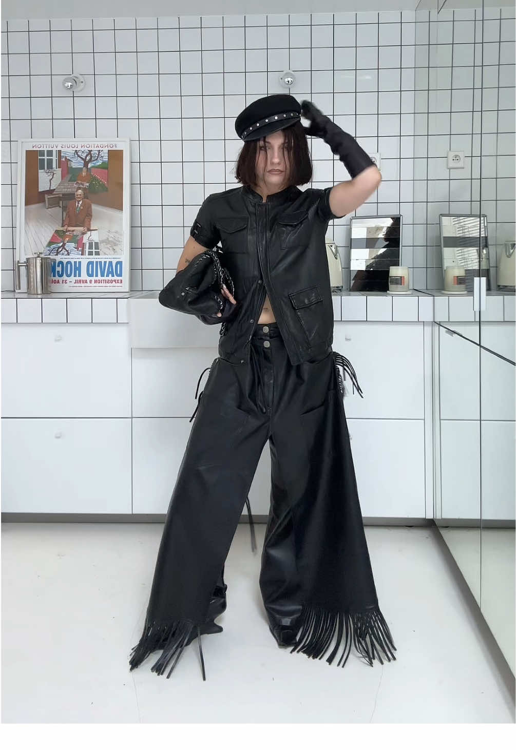 ootd, préparez-vous à manger et boire de la frange; elles ont été vu sur 96% des défilés; vous allez l'adopter ? 🖤 #OOTD #fashionweek #pfw #frange #gavroche 