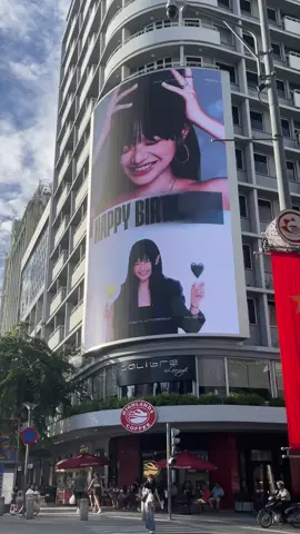 RUN don’t walk to Nguyễn Huệ Street rn to catch these Hanni project yall (if ur in vietnam rn hehe) 😜  #NJZ #HANNI #NEWJEAN #VIETNAM #NEWJEANNEVERDIE 
