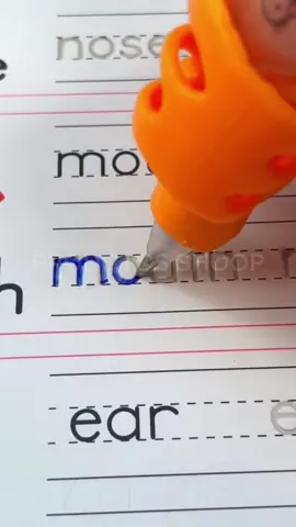 ✍️ Ensine seu filho a escrever de forma divertida e inteligente com o Kit de Caligrafia Mágica! São 4 cadernos reutilizáveis + canetinha mágica que ajudam crianças e adolescentes a aprenderem letras, números, matemática e desenhos. 👉 Aprendizado prático, econômico e divertido! ✨ Garanta já o seu clicando no carrinho! 🛒 #AprendizadoDivertido #CaligrafiaMagica #PresenteEducativo #CliqueNoCarrinho #CompreAgora 