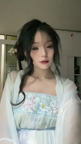 nay chị Hằng xuống trần:)))