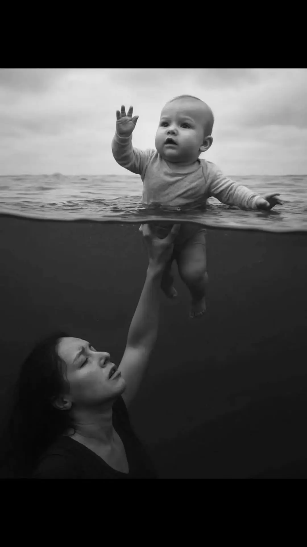 Această imagine ilustrează sacrificiul iubirii unei mame. Chiar și atunci când se îneacă în propriile bătălii, ea își menține copilul deasupra apei. Mamele renunță la propriul confort și pace doar pentru a-și proteja copiii. Este o amintire puternică a rezistenței și iubirii necondiționate care definesc maternitatea.❤️