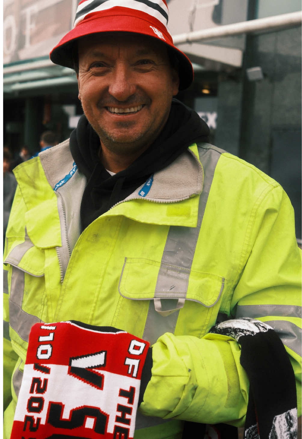 005- Supporter stories through my lens 🏟️ James, the nicest scarf seller at Old Trafford / @Manchester United  Big thanks to @Sorare for bringing me to Old Trafford 🙏🏻 #photographer #footballphotographer #football #manchester #manchesterunited  