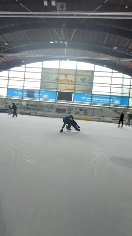 Venom is getting easier#fyp #viral #eishalle #icefreestyle #IceSkating @louis.hbl 📸