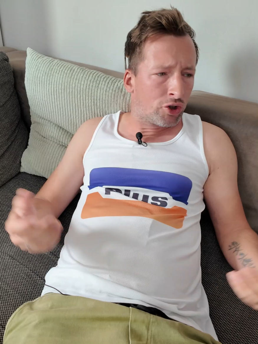 Wasser oder Bier ? Dreckig oder Durst ? 🤣 Uwe ausse 90er kennt die Antwort  #90s #couple #satire #couplecomedy 