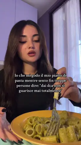 Falsissimo. Se non si guarisce totalmente é perché non si va a vedere la radice del problema, ciò che ha causato il dca, per poterla sradicare e fermarla.  Non basta riprendere peso o tornare a mangiare: serve capire come non ripetere più quel pattern anche in altre aree della tua vita. Il mio, per esempio, era il controllo.  E soprattutto serve amarsi e accettarsi davvero: al corpo serve tempo per tornare alla normalità, spesso servono anni, e bisogna imparare a trattarsi con l’amore che si merita. Io sono anni che non mi peso. Ho dimenticato le calorie. Non so quanto mangio. Il mio corpo è diventato un rifugio, il cibo un piacere, e la vita una scoperta. E potete farlo TUTTI.💜 #🎗️💜#fiocchettolilla #dcarecovery #siamopiufortinoi🏆 #dca