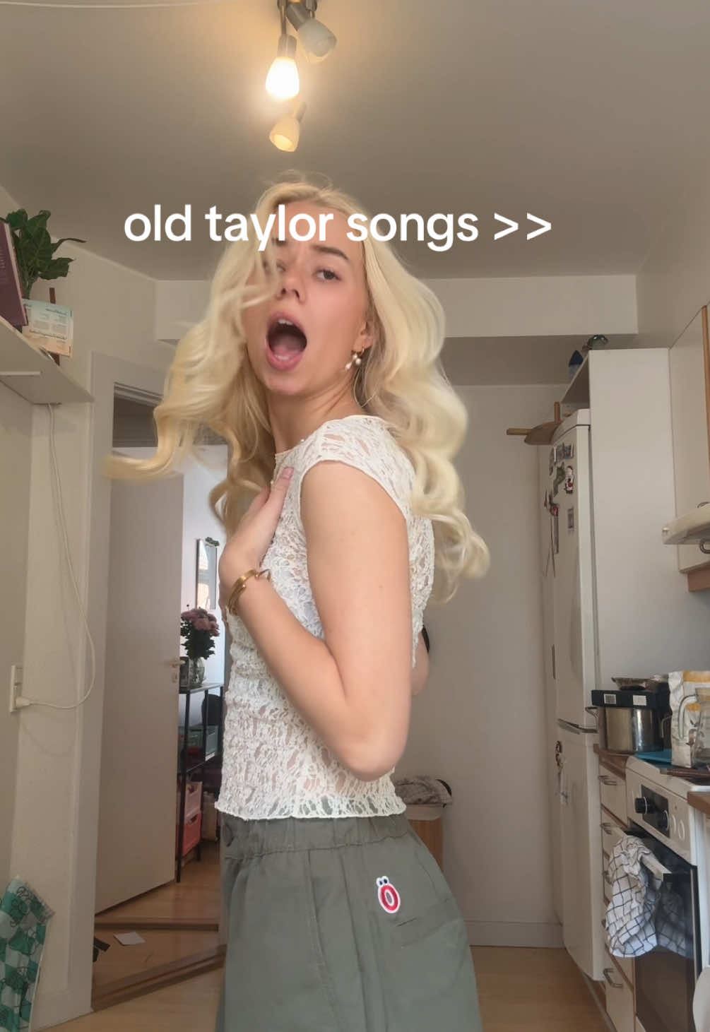 so much nostalgia #taylorswfit #swifties #talyorswiftalbum #lifeofashowgirl #makemefamous 