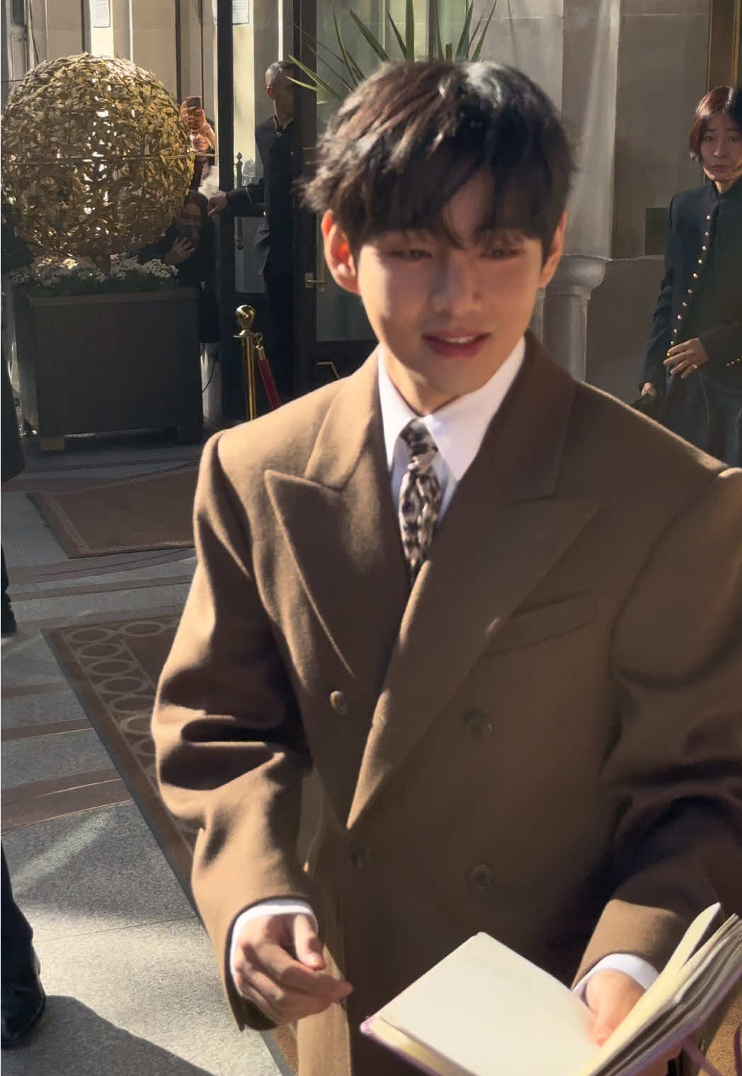 #v signs a fan as he leaves his hotel on his way to the Celine show #bts #taehyung #fashionweek 
