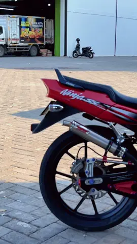 Tampilan sederhana bukan berarti tidak punya dana!!! #ninjassmerah #ninjass #agstyle #nyoride #ninja155 