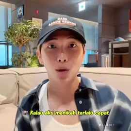 Sedih, bukan karena takut di tinggal nikah(ya ini juga paling nangis) tapi lebih ke namjoon seharusnya bisa lebih mikirin dirinya sendiri.  Gapapa banget sayangkuu gapapa banget kalo mau nikah cepet, karena kamu juga butuh pendamping hidup.  Apapun status kalian gaakan ngerubah hubungan antara bts army kan, jadi ya udah sama sama dewasa dan saling menerima aja.  Menua bersama bukan berarti hidup bersama tapi menua bersama di kehidupan masing-masing🥹🫂  #namjoon #rm #liveweverse #bts #army 