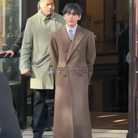 Taehyung mi amor, ¿cómo puedes ser tan perfecto? se ve totalmente irreal. 🧎🏾‍♀️ #taehyung #perfect #fyp #foryoupage #creatorsearchinsights @BTS 
