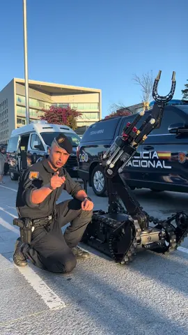 Gracias a vosotros, nuestro #robot ya tiene nombre oficial 👉🏼#Titán 🫡 #policia #tedax #colaboracionciudadana 