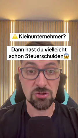 💡 Viele Kleinunternehmer glauben, sie sind komplett steuerfrei. Doch das gilt nur, solange sie keine bestimmten Dienstleistungen aus dem Ausland einkaufen… 👀 💻 Denn genau dann kann plötzlich das Reverse-Charge-Verfahren greifen – und du wirst steuerpflichtig, ohne es zu merken. 🚨 Im Video zeige ich dir, warum du trotz Kleinunternehmerregelung Umsatzsteuer ans Finanzamt zahlen musst – und wie du vermeidest, dass sich da im Hintergrund eine teure Falle aufbaut. #finanzamt #steuern #kleinunternehmer #selbstständig #steuer 