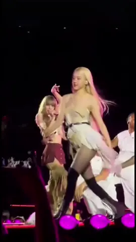 Rosé catwalk là cái gì đó...  đỉnh điên #Rosé #Rosie #catwalk #roses_are_rosie #Deadline 