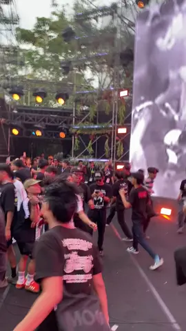 berseragam berlaga jagoan mau jadi apa? #synchronizefest2025 #kelompokpenerbangroket #penerbangroket #matimuda