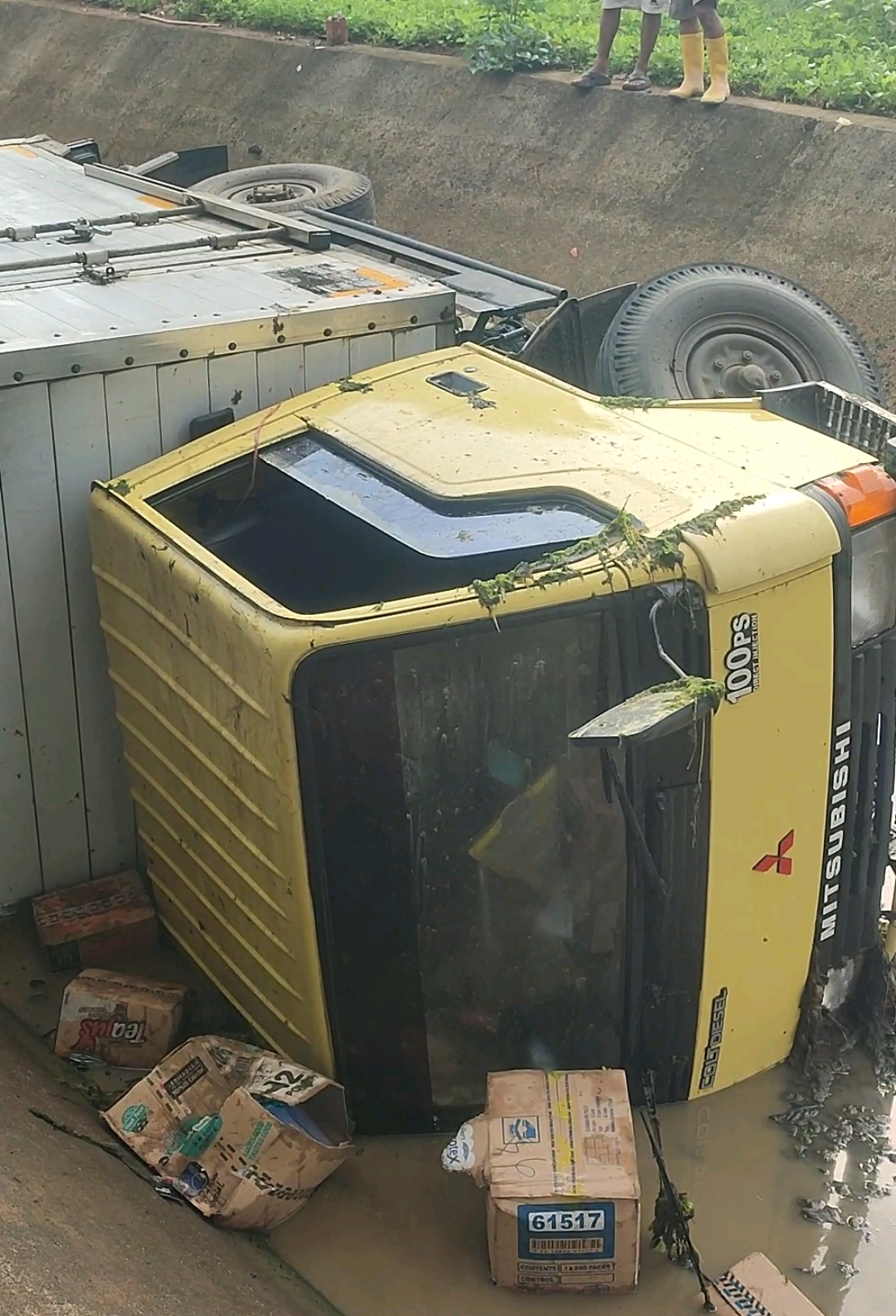 Laka lantas Di Jalan Pengairan Banjar-Manganti Sebuah Mobil Box terjun ke Irigas, Supir dan Kenek selamat.  Barang Bawaan alhamdulillah Aman Berkat Bantuan Warga Sekitar yang Cepat Tanggap Dan sigap dalam Menolong.  #acident #kecelakaan #kotabanjarpatroman #lakbok 