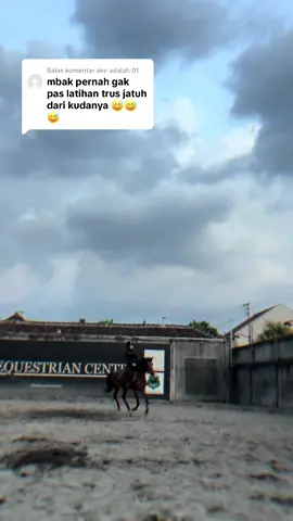 Membalas @aku adalah 01 pernah dong😂#dellaceblong #equestrian #fyp 