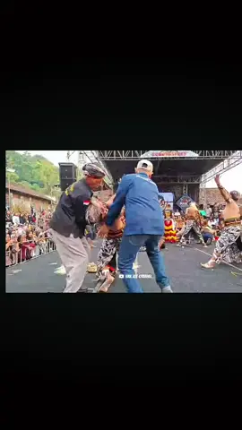 ya Allah sampe nangis aku mass liatnya🥹🥹 seberat itu ya mas masalahmu? ini udah ke-3 kalinya mas🥹  salut aku sama mas Tian dan demitnya meski mas Tian njepat dia masih bisa nolongin kamu mas,ngga kebayang kalau ga ada mas Tian gimana🥹🥹 jaga terus ya pertemanan kalian, jangan berpikiran untuk berpisah hanya karena masalah sepele,saling menjaga dan melengkapi ya 😊,dan aku doain semoga masalah mas Pipin cepat selesai ya,jangan sampai ini terulang lagi. semangat ya buat kalian, jaga selalu kesehatannya🫶 #pipin #tayen #semogafyp #fypage #masukberanda  @B0tol_marJan @🅢 
