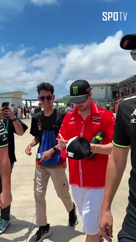 #MotoGP 🏍 - Keseruan para fans MotoGP yang ingin berfoto dan meminta tanda tangan Diggia ❤️#IndonesianGP  Saksikan Balap MotoGP™ di SPOTV NOW! ⏭️ https://onelink.to/spotv_indonesia   Follow kami untuk konten EKSKLUSIF MotoGP™ lainnya! 🏍🏁 #SPOTV #SPOTVIndonesia