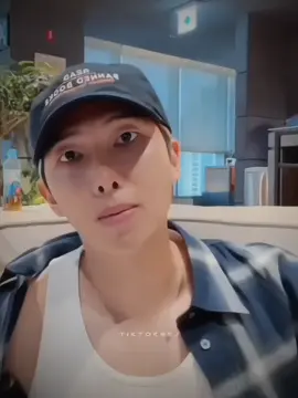 Gak bisa gak bisa, aku orangnya gampang nangisan Joon....aaa mana di tatap kek gt lg 😭🫂❤️‍🩹 #kimnamjoon @BTS 